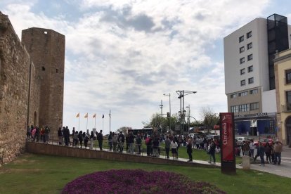 Larga cola de visitantes en la Cabecera del Circo romano, el pasado Domingo de Pascua al mediodía.