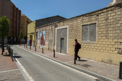 Del edificio demolido en el barrio del Carme, ha quedado la fachada.