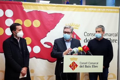 El presidente del Consell Comarcal del Baix Ebre, Xavier Faura, el consejero de Hacienda, Jordi Gaseni, y el vicepresidente segundo, Jordi Jordan.