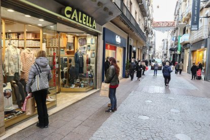 Algunos compradores, ayer al mediodía, en la calle Monterols de Reus.