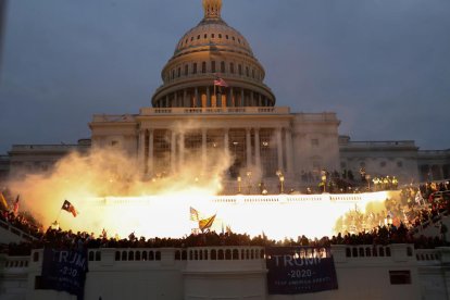 Explosión causada por una munición policial mientras los partidarios del presidente de los Estados Unidos, Donald Trump, se reúnen delante del edificio del Capitolio.