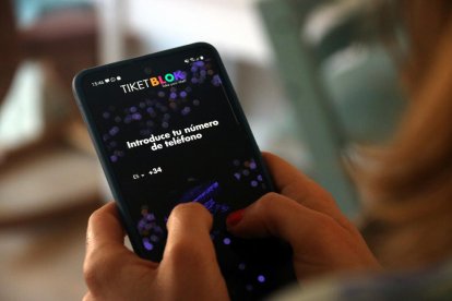 Una usuaria de Tiketblok accediendo a la aplicación móvil.