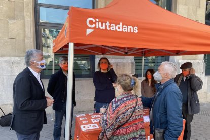 Matías Alonso, amb simpatitzants de Ciutadans al matí.