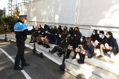 Estudiantes de la Escola La Presentació participaron ayer en el proyecto en el Parc Infantil de Trànsit.