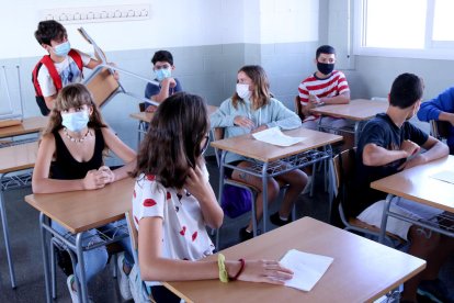 Plano general de alumnos situándose en un aula de ESO del instituto Cristòfol Despuig de Tortosa.