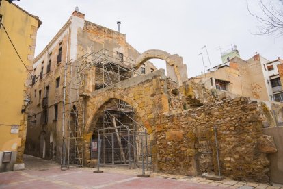 Ca la Garsa, edifici jueu situat a la plaça dels Àngels.