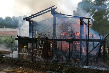 Imatge de l'incendi a Santa Marina de Pratdip.