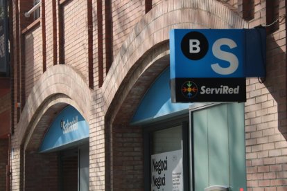 Exterior d'una oficina del Banc Sabadell situada al carrer de l'Arquitecte Sert de Barcelona.