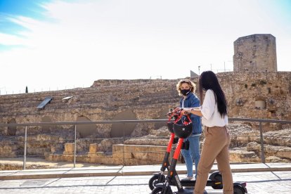 Dos usuarias de los patinetes de alquiler por Tarragona.