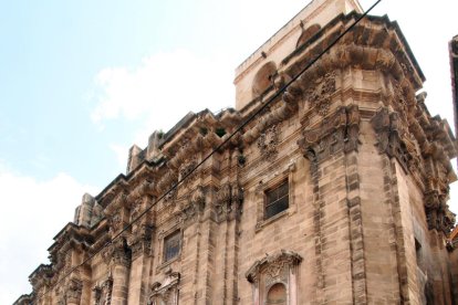 Pla general contra-picat de la façana de la catedral de Tortosa des de la vessant sud.