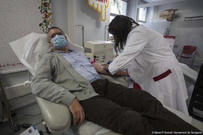 Pau Ricomà durante la donación de sangre en el hospital tarraconense.