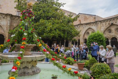 Centenars de persones, entre tarragonins i visitants, es van apropar al claustre per presenciar la curiosa tradició de l'Ou com balla.