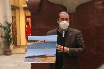 Pla mitjà del conseller de Territori de Tarragona, Xavier Puig, mostrant dos dissenys de com podria quedar la Savinosa si tirés endavant el projecte aprovat per la Diputació.