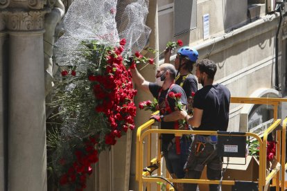 Un instante de la realización del montaje ornamental en el exterior del palacio Bofarull.