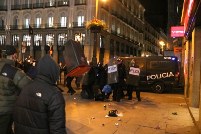 Un contenidor d'escombraries volant en els enfrontaments a la Puerta del Sol de Madrid en la protesta proHasel, el 17 de febrer del 2021.