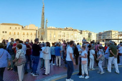 Pla general de la concentració a favor de reinterpretar el monument franquista de Tortosa.