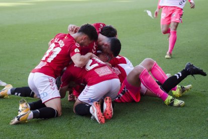 Jugadors del Nàstic celebren efusivament el gol anotat per José Aurelio Suárez aquest passat dissabte al Nou Estadi.