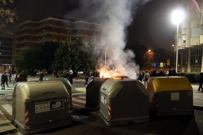 Algunos contenedores quemando durante las protestas por Hasél que tuvieron lugar el pasado febrero.