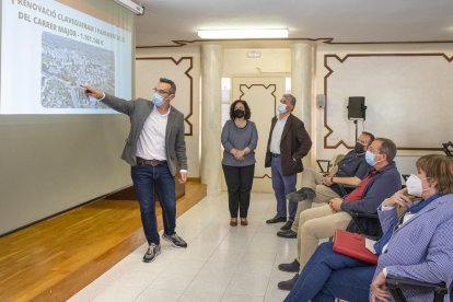 El alcalde de Constantí, Óscar Sánchez, ayer por la mañana presentando el nuevo plan de inversiones de la ciudad.