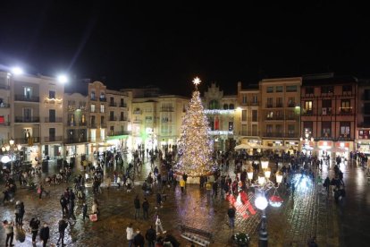 Imatge de laplaça del Meracdal en el moment de l'encesa de l'arbre.