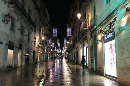 Calle Comte de Rius de Tarragona con las luces de Navidad encendidas.