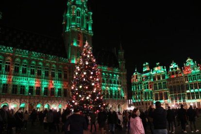 La Grand Place de Brussel·les il·luminada i amb l'arbre de Nadal