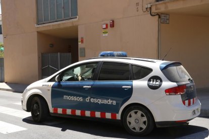 El vehículo de los Mossos d'Esquadra que traslada el acusado después de salir del juzgado de instrucción número 2 de Valls.