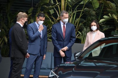 Felip VI, Pedro Sánchez, Reyes Maroto, Wayne Griffiths i Herbert Diess observant un cotxe a la fàbrica de Seat