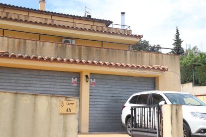 La calle Alt d'Agullana con la vivienda de fondo donde se ha caído un niño en el suelo.