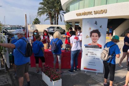 Participantes a la limpieza de playas de Salou.