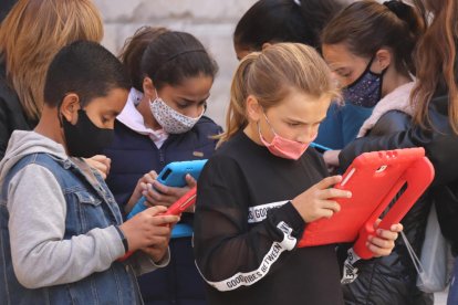 Imatge d'un grup d'alumnes de sisè de primària amb tauletes.