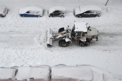 Una máquina saca la nieve de una de las calles de Madrid.