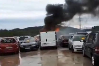 Imatge de la furgoneta que ha cremat a Calafell aquest matí