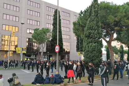 Els manifestats vestits de negre reunits a l'avinguda Roma.