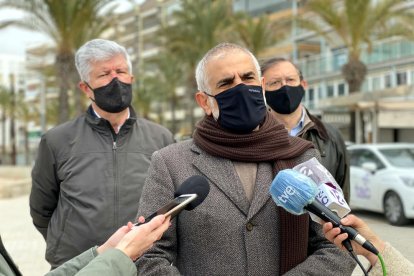 El líder de Cs, Carlos Carrizosa, atendiendo a los medios en Salou.