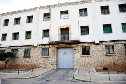 Puerta de acceso principal del cuartel de la Guardia Civil de Amposta.