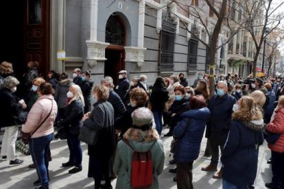 Colas de personas esperando sin respetar la distancia de seguridad.