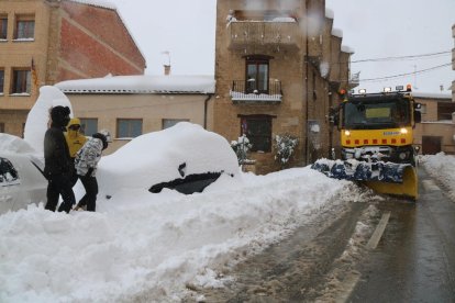 Una máquina quitanieves en Horta de Sant Joan.