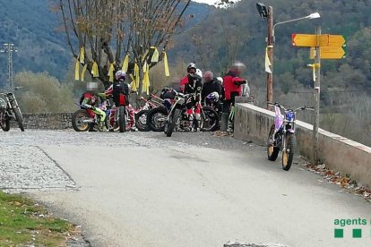 El grup de motoristes interceptats pels Agents Rurals circulant per un espai protegit de l'Alta Garrotxa