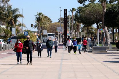 Persones passejant pel passeig marítim de Cambrils en el primer cap de setmana sense confinament comarcal.