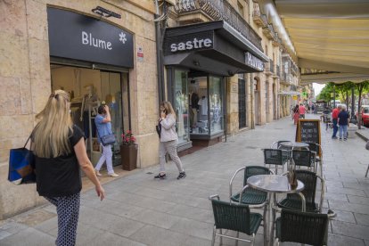 Peatones paseando ayer tarde por la Rambla Nova de Tarragona, entrando y saliendo de tiendas.