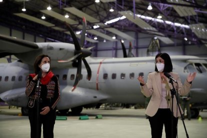 Les ministres de Defensa, Margarita Robles, i de Sanitat, Carolina Darias (d), en la seva visita aquest dijous a la base aèria de Getafe.