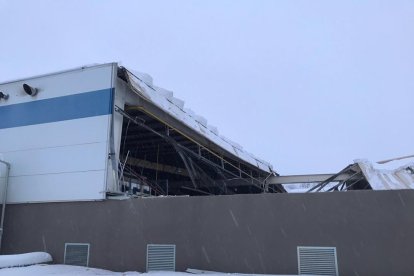 La nave hundida parcialmente en el polígono industrial de Falset.