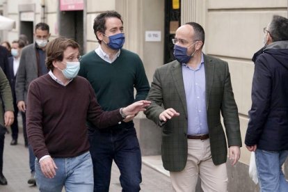 El candidato del PPC, Alejandro Fernández, junto a el alcalde de Madrid, José Luis Martínez-Almeida, i el secretario general del PP, Teodoro García Egea.