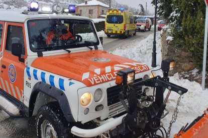 Protecció Civil a Montblanc obrint pas a una ambuància del SEM.