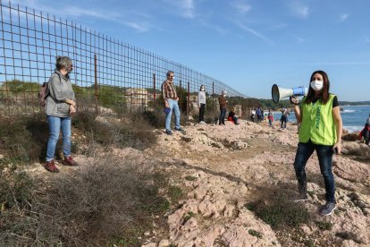 Els participants en la cadena humana van enllaçar les platges de l'Arrabassada i de la Savinosa.