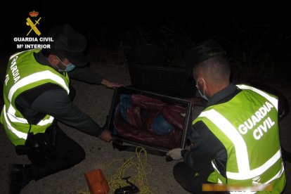 Agentes de la Guardia Civil durante la intervención.