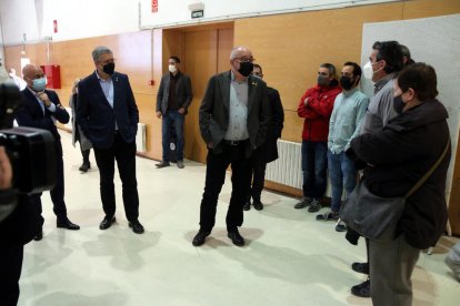 El conseller d'Educació, Josep Bargalló, amb l'alcalde de Tarragona, Pau Ricomà, i membres de l'Institut Martí i Franquès.