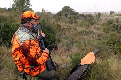 Un cazador que ha participado en la batida para cazar jabalíes en Vallmoll.