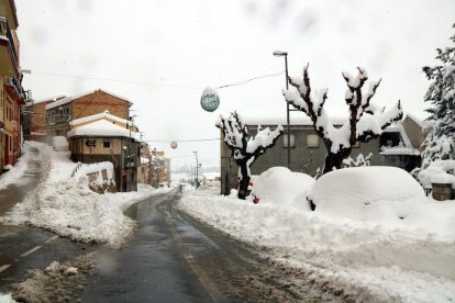 Ccotxes colgats per la neu en un dels carrers d'Horta de Sant Joan.